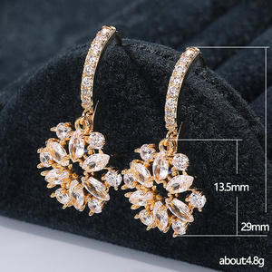 Boucles d'oreilles pendantes en forme de fleur dorée E822 avec strass en cristal sertis à griffes pour femme, style romantique pour soirée - Product Image 6