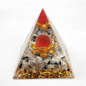 Pyramide en résine époxy avec cristal, ornement de bureau, œil de chat rouge, lumière de lune, décoration vintage pour la maison - Product Image 1