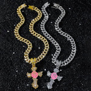 Collana con Ciondolo a Forma <span class=keywords><strong>di</strong></span> Croce Rosa con <span class=keywords><strong>Pietre</strong></span> CZ, Placcata in Oro, Catena Cubana con Strass - Product Image 6