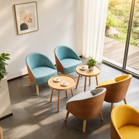Ensemble de meubles de salon de café nordique personnalisé, fauteuil simple en tissu et bois courbé, table basse en bois massif pour pâtisserie
