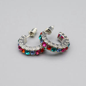 Pendientes Huggie Plateados con Cristales de Colores y Engaste de Canal para Mujer, Joyería Moderna para Uso Diario - Product Image 3