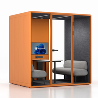 Cabine de travail modulaire intérieure moderne avec table, canapé et éclairage LED pour discussion d'équipe, pod de réunion insonorisé