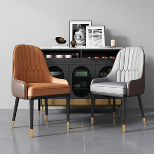 Silla de oficina de cuero con patas de metal negro delgadas y puntas doradas, silla comercial para conferencias - Product Image 2