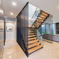 Escalier intérieur à profil mince en acier zig-zag, à ligne droite, avec marches en bois massif sans contremarches