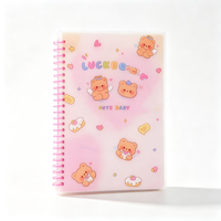 Carnet à spirale souple A5 147mm*212mm 80GSM 70 feuilles lignées avec motif d'ailes d'ours mignon, couverture en PP, 4 couleurs, 168 pièces/carton, vente en gros