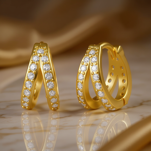 Orecchini a Cerchio Dorati con Diamanti Rotondi Incastonati a Canale per Uso Quotidiano Femminile, Placcati in Oro 18K, Design Geometrico - Product Image 2