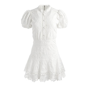 Abito <span class=keywords><strong>bianco</strong></span> solido <span class=keywords><strong>con</strong></span> elegante <span class=keywords><strong>colletto</strong></span> in piedi maniche corte <span class=keywords><strong>con</strong></span> bottone davanti ricamato sopra il disegno del ginocchio - Product Image 5