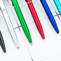 Stylo bille en plastique court de 10 cm, à mécanisme rotatif, format mini portable pour bureau et étudiants, personnalisable avec logo