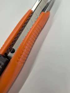 Coltello multiuso in acciaio inossidabile con impugnatura antiscivolo, taglierina per carta da parati da 18 mm, 2 lame SK5, coltello di livello industriale da 610 mm - Product Image 3