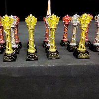 Trophées personnalisés en résine, couronnes en or, argent et bronze avec base en cristal
