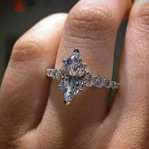 Anello Elegante da Donna con Taglio Marquise, Gioiello Moderno in Lega Regolabile con Accento Scintillante - Product Image 1