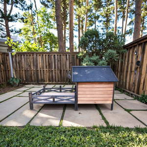 SDD0010 Caseta para Perros Grande de Madera Clásica Ecológica Impermeable con Piso Elevado y Botón para Todas las Estaciones - Product Image 3