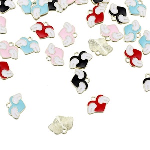 Colgantes de aleación con alas de corazón coloridas, tapas de cuentas y accesorios DIY para la fabricación de joyas - Product Image 1