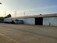 Tente de stockage logistique : Gardez vos marchandises au sec et en sécurité – Structure en aluminium à travée libre, assemblage sans soudure pour les cours de distribution