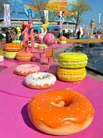 Sculpture moderne en fibre de verre en forme de bouquet de donuts sur grands supports pour la décoration extérieure de boulangerie, vitrine de confiserie