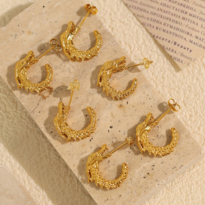 Boucles d'oreilles en forme de tête de dragon de style chinois, en or, unisexes, à porter au quotidien - Product Image 1