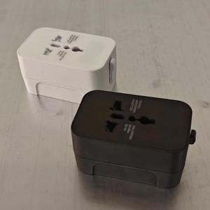 Adaptateur secteur universel noir multifonction tout-en-un pour voyages internationaux avec ports de charge USB Type C - Product Image 4