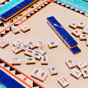Jeu de Mahjong Américain Portable 160 Tuiles Totem Tribales avec Tapis, Supports en Acrylique et Boîte de Rangement pour Jeu en Famille - Product Image 4