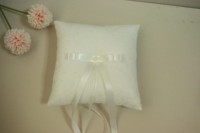 Coussin de mariage brodé et gaufré avec nœud appliqué R0743