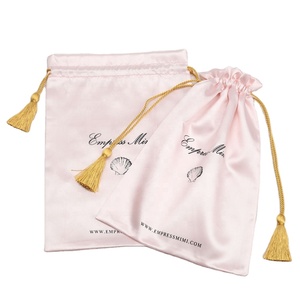 Pochette de luxe en satin pour cosmétiques et parfums avec pompon, logo personnalisé imprimé, sac cadeau en satin à cordon de serrage - Product Image 4