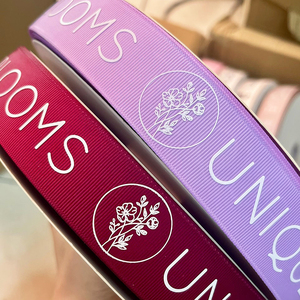 ริบบิ้นโพลีเอสเตอร์สีชมพูพิมพ์ลายตามสั่งขายส่ง ริบบิ้นโกรเกรนแบบม้วนสำหรับห่อของขวัญ - Product Image 1