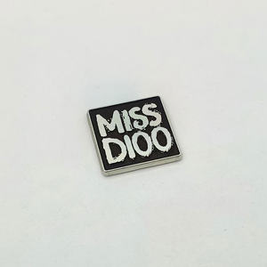 Aksesoris casing ponsel murah, kerajinan huruf DIY, mewah, bentuk persegi, miniatur, desainer, logam, logo merek, dekorasi - Product Image 1