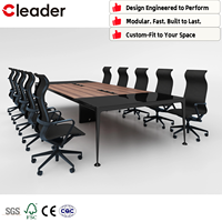 Table de conférence exécutive avec plateau bicolore en placage de bois et verre noir, pieds en métal, base en caisson pour salle de réunion moderne