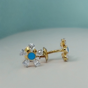 Elegantes Pendientes de Flor de Oro de 22K con Centro de Piedra Azul y Pétalos de Diamantes, Joyería de Diseño Elegante para Mujer, Uso Diario - Product Image 3