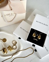 Boîtes cadeaux rigides de luxe en gros pour bijoux haut de gamme, personnalisées, avec doublure en velours éponge de 2 cm, revêtement UV, gaufrage et pelliculage mat