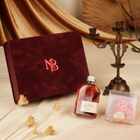 Boîte cadeau en velours réutilisable et portable, design personnalisé, avec logo en feuille d'or, ruban en satin bordeaux pour invitation de mariage