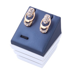 Magnifique <span class=keywords><strong>Ensemble</strong></span> Quatre Pièces de Bijoux en Cristal Plaqué Or Véritable 18 Carats pour Femme, Idéal pour Mariage, Fête ou Fiançailles – Collier, Bracelet, Bague - Product Image 6