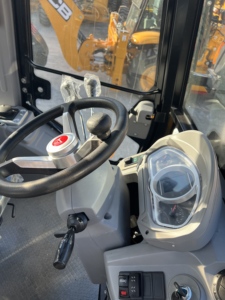 โรงงานจำหน่ายรถแบคโฮล JCB 4CX ใหม่ พร้อมบุ้งกี๋บรรทุก 1.1 ลบ.ม., ล้อ 4 ล้อขนาดเท่ากัน, ระบบบังคับเลี้ยวแบบยืดหยุ่น เหมาะสำหรับงานถนนและงานฟาร์ม - Product Image 4