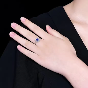 Fournisseur de bijoux fins SGARIT, bague de fiançailles en or blanc 18 carats massif avec saphir bleu naturel de 0,75 carat et diamants - Product Image 5