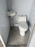Toilettes mobiles préfabriquées écologiques au design moderne avec structure en panneaux sandwich et cuvette en céramique pour sites touristiques