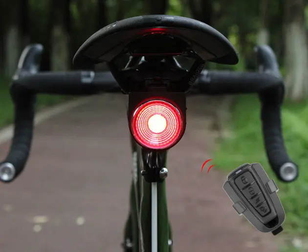 新しいバイクテールライトはUsb充電ワイヤレスリモートコントロールスマートスピーカーベル防水サイクリング機器に警告します