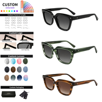 Lunettes de soleil polarisées tendance à monture en acétate rayée, coupe carrée classique, monture neutre pour le quotidien, les voyages et les tenues urbaines