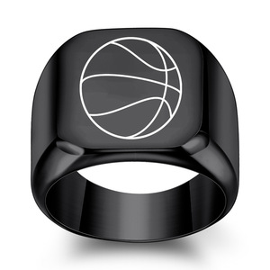 Anillo de acero inoxidable con diseño de baloncesto cuadrado de 18 mm para hombre, joyería de regalo, color dorado - Product Image 4