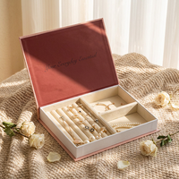 Élégant coffret en lin imitation livre magnétique multi-compartiments pour bagues, colliers, bracelets, perles, décoration de bureau et de maison, estampage à chaud