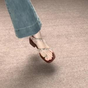 Sandales d'été pour femmes à bout carré, ornées de strass dorés, style romain, à talon carré et pendentifs en perles - Product Image 1