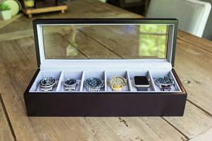 Caja de reloj de madera negra de lujo con pantalla de cuero PU de un solo nivel para estuches de regalo de viaje o joyería - Product Image 4