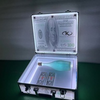 Présentoir à bouteilles LED personnalisé noir en forme de valise, avec impression billet de 100 dollars, en acrylique lumineux, pour glorifier les spiritueux, portable, pour usage en boîte de nuit