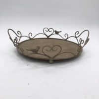 Plateau de rangement décoratif vintage en métal vieilli avec finition laquée, motif oiseau et cœur ajouré, style rustique pour cuisine, salle de bain ou table.