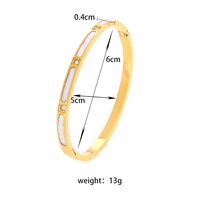 Bracelet Géométrique Femme en Acier Inoxydable Plaqué Or 18K avec Boucle Incrustée de Coquillages Blancs, Luxe Léger et Haut de Gamme, Tendance Niche