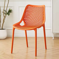 Chaise d'extérieur empilable compacte, légère et élégante avec dossier en maille pour balcon