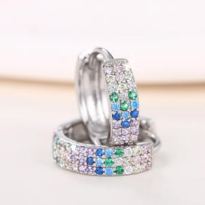 Boucles d'oreilles Huggie plaquées or blanc tendance avec incrustation de strass en cristal pour femmes, bijoux de fête, accessoires de mode - Product Image 3