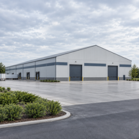 Grand entrepôt logistique en acier pour le commerce électronique avec panneaux isolants, portes à chargement espacé et espace de stockage clair