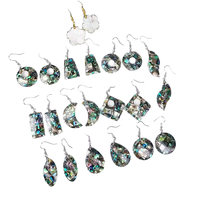 Vente en gros de boucles d'oreilles pendantes pour femmes en nacre naturelle coquillage sculpté en forme de fleur plaqué or bijoux en coquillage