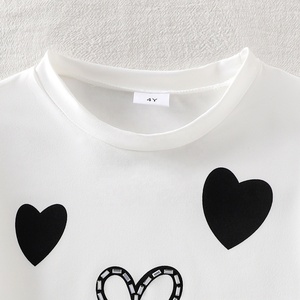 Completo estivo per bambina in due pezzi, t-shirt a maniche corte con stampa a cuore, pantaloni neri svasati, morbidi e alla moda per l'outfit quotidiano - Product Image 2