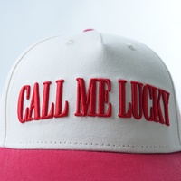 Casquette de baseball non structurée 5 panneaux rétro 2026 avec logo personnalisé « CALL ME LUCKY » broderie 3D en relief, coloris crème et rouge