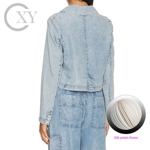 Chaqueta vaquera recortada de algodón para mujer con flores 3D hecha a mano de fábrica OEM, rejilla de ventilación trasera de tela Chambray ligera - Product Image 3